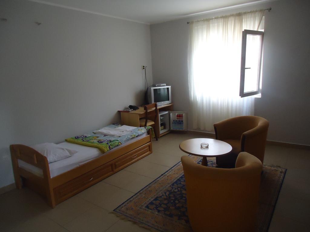 בודווה Hotel Kangaroo מראה חיצוני תמונה